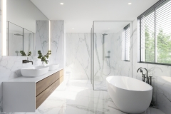 modern wite bathroom with white marble anf bthtub