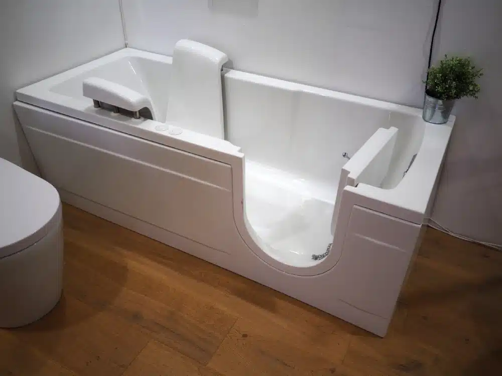 Badewanne mit seitlicher Einstiegstür als Alternative zum Duschumbau